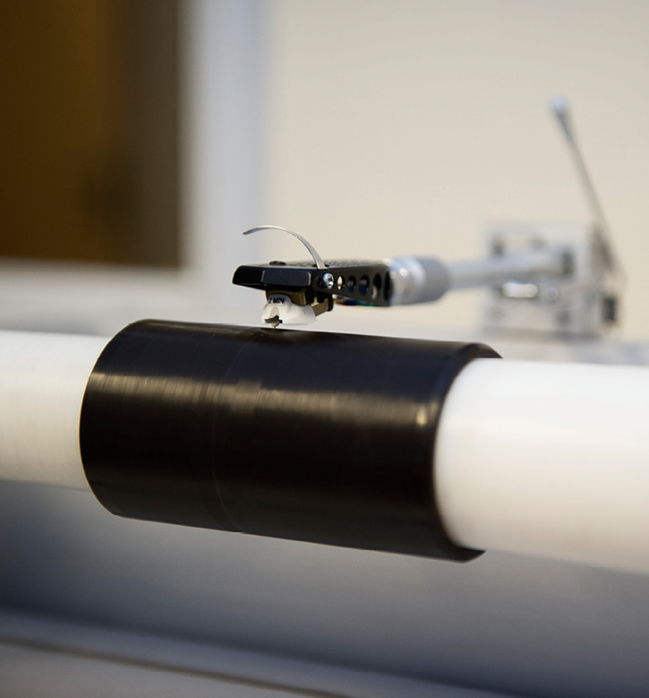 BAKER LYDBÅND: Magnetbånd kan bakes i ovn på 45 grader for å reaktivere limet mellom magnetsjiktet og basematerialet. Foto: Maja Atterstig, Nasjonalbiblioteket