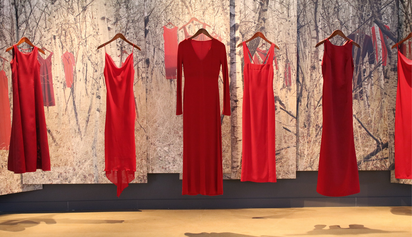 KUNSTVERK av Jamie Black. De røde kjolene er tidligere plassert rundt om i Canada, for å minne om volden, misbruket og forsvinninger som statistisk oftere rammer kvinner fra landets urbefolkninger. Foto: Eidsvoll 1814
