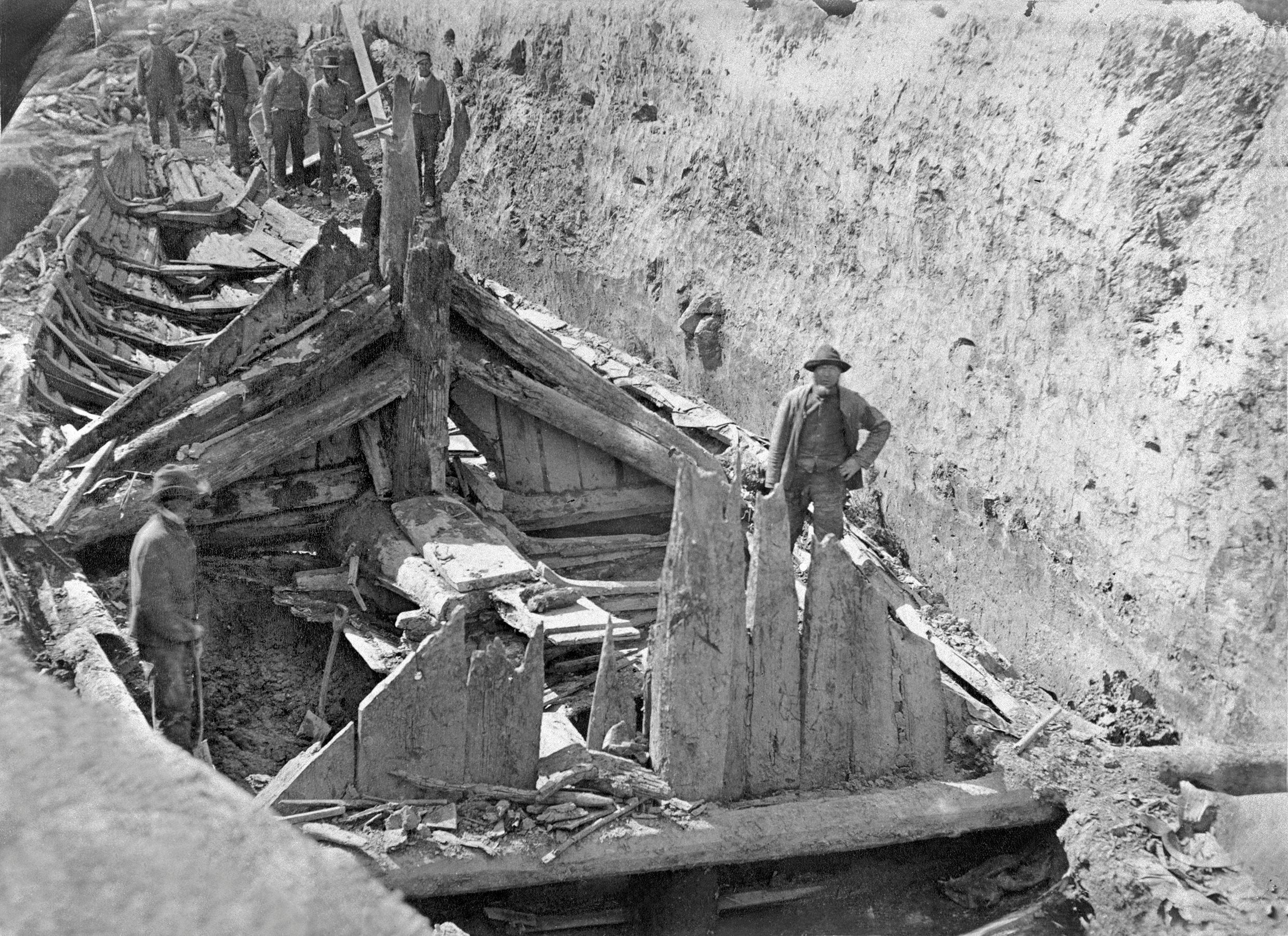 UTGRAVING: Gokstadskipet blir funne på garden Gokstad i Sandefjord 1879. Våren etter starta den arkeologiske utgraving av Gokstadskipet. Foto: UiO