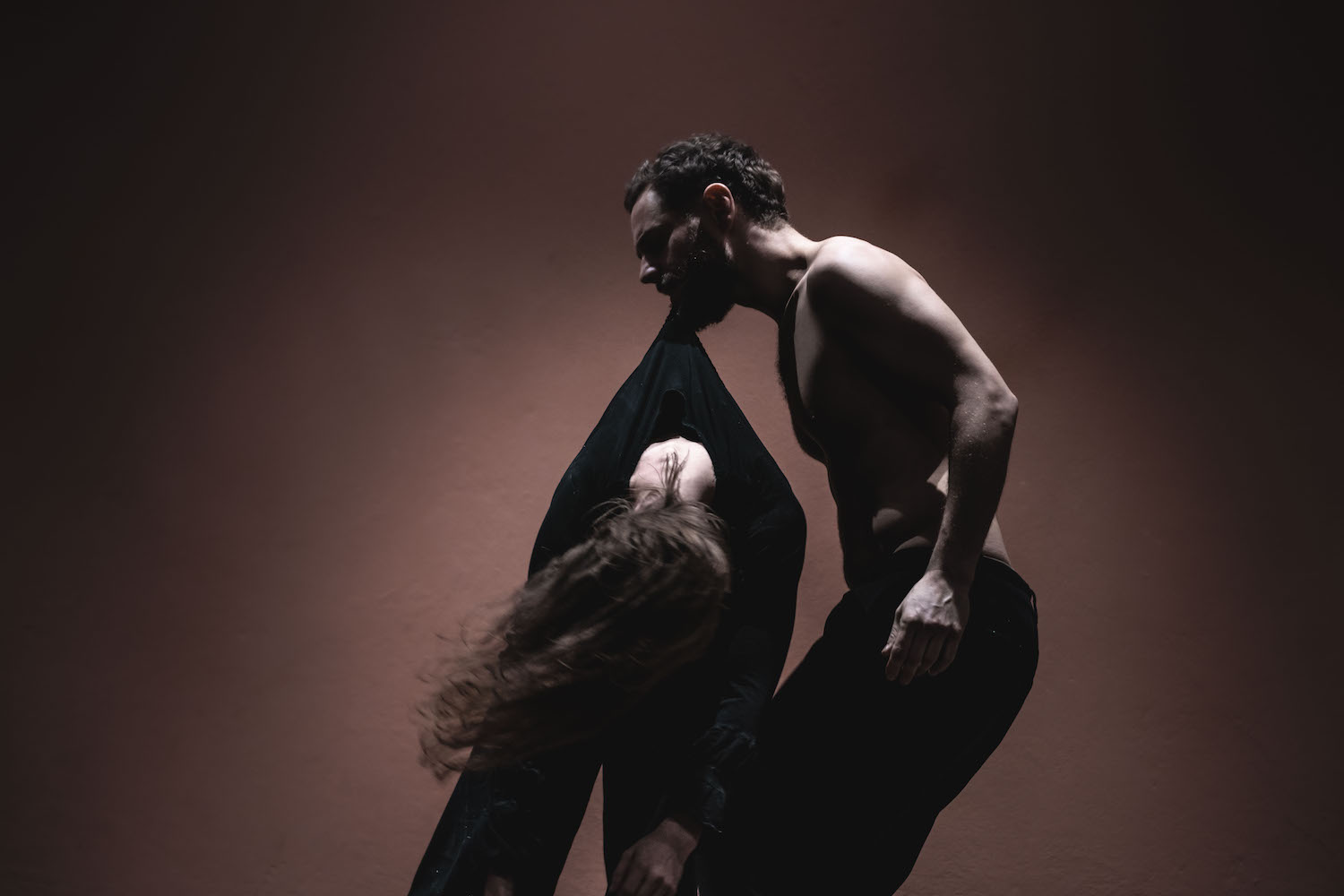 Foto av to dansere inne på vigeland-museet