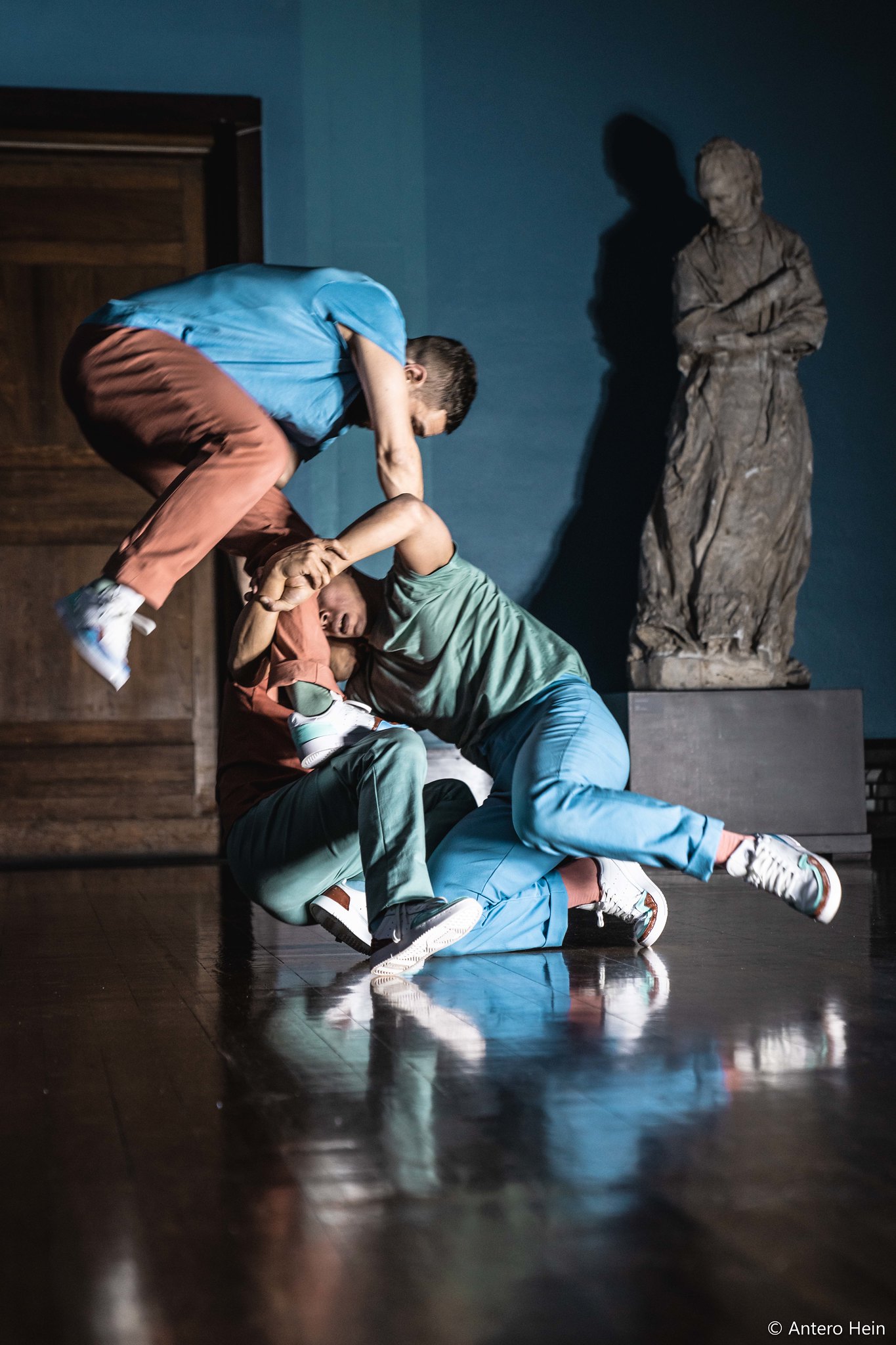 Foto av to dansere inne på vigeland-museet